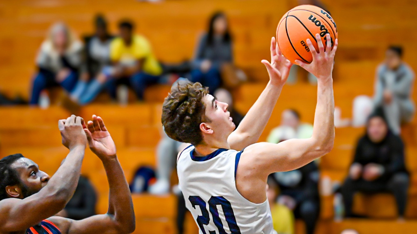 DiChiara_driving_to_the_basket_mens_basketball