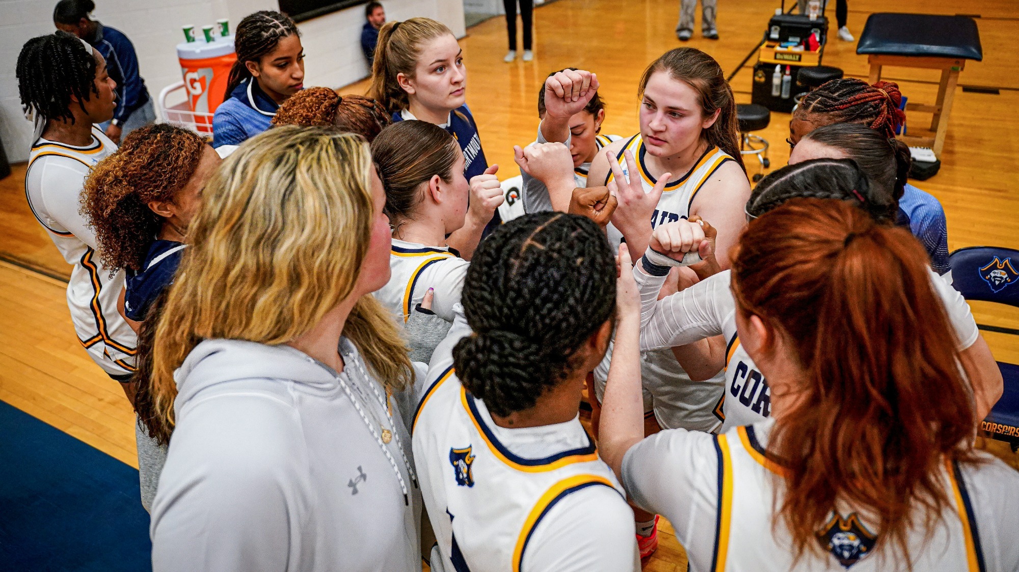Womens_basketball_team_huddle