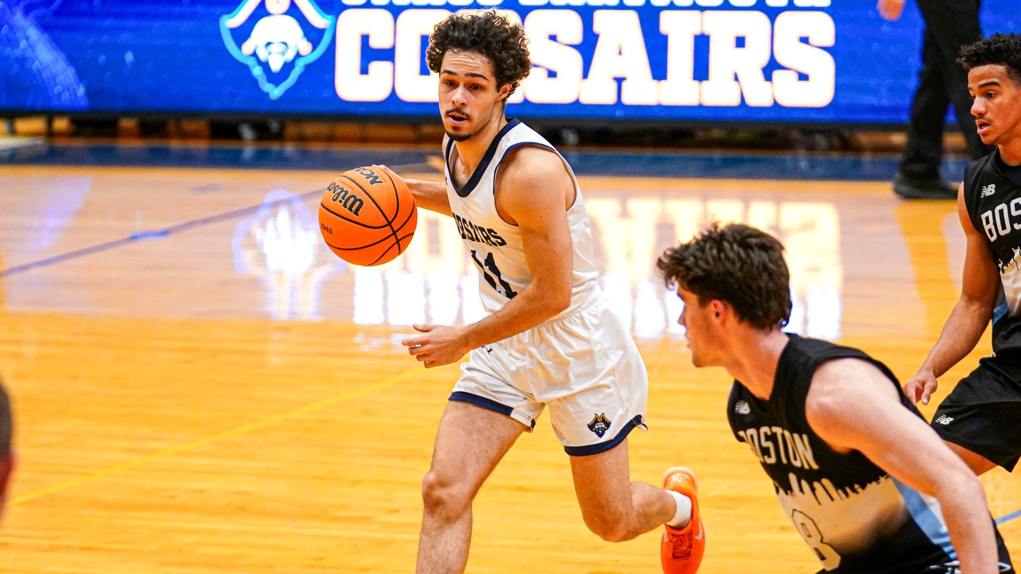 Mens_Basketball_Nic_Boyd_dribbling_the_ball