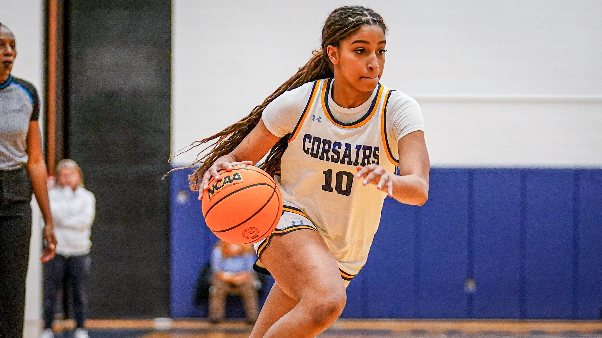 Womens_basketball_Amanda_Ebenezer_dribbling_the_basketball