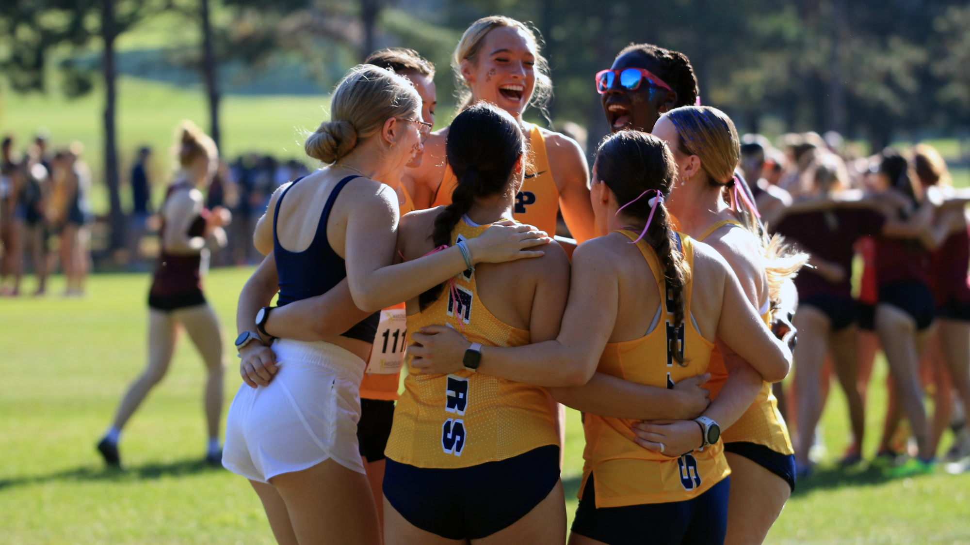 2025 women's cross country team photo Blugold Invite