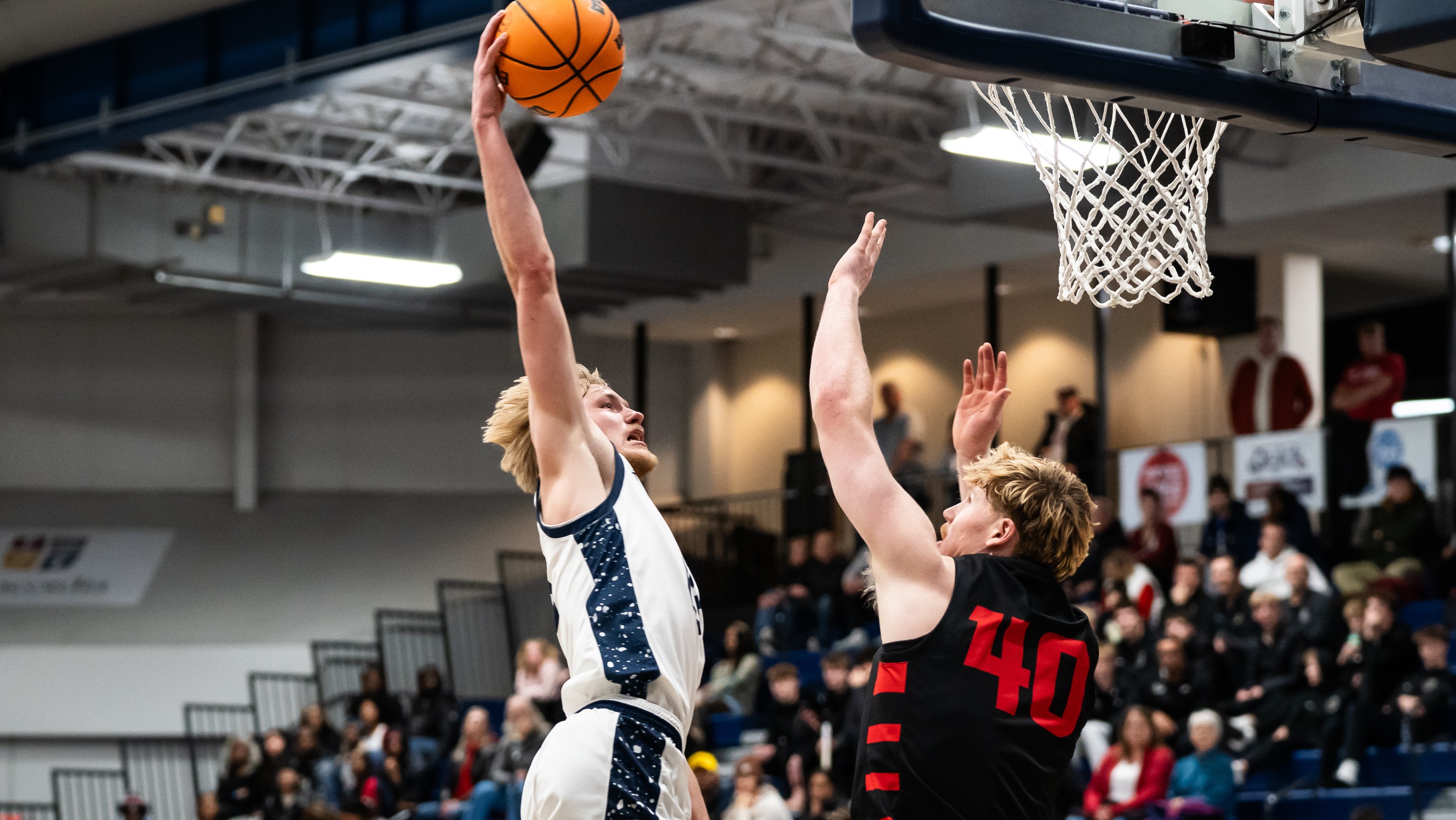 Owen Carlson dunk vs. St. Cloud State 12-3-25