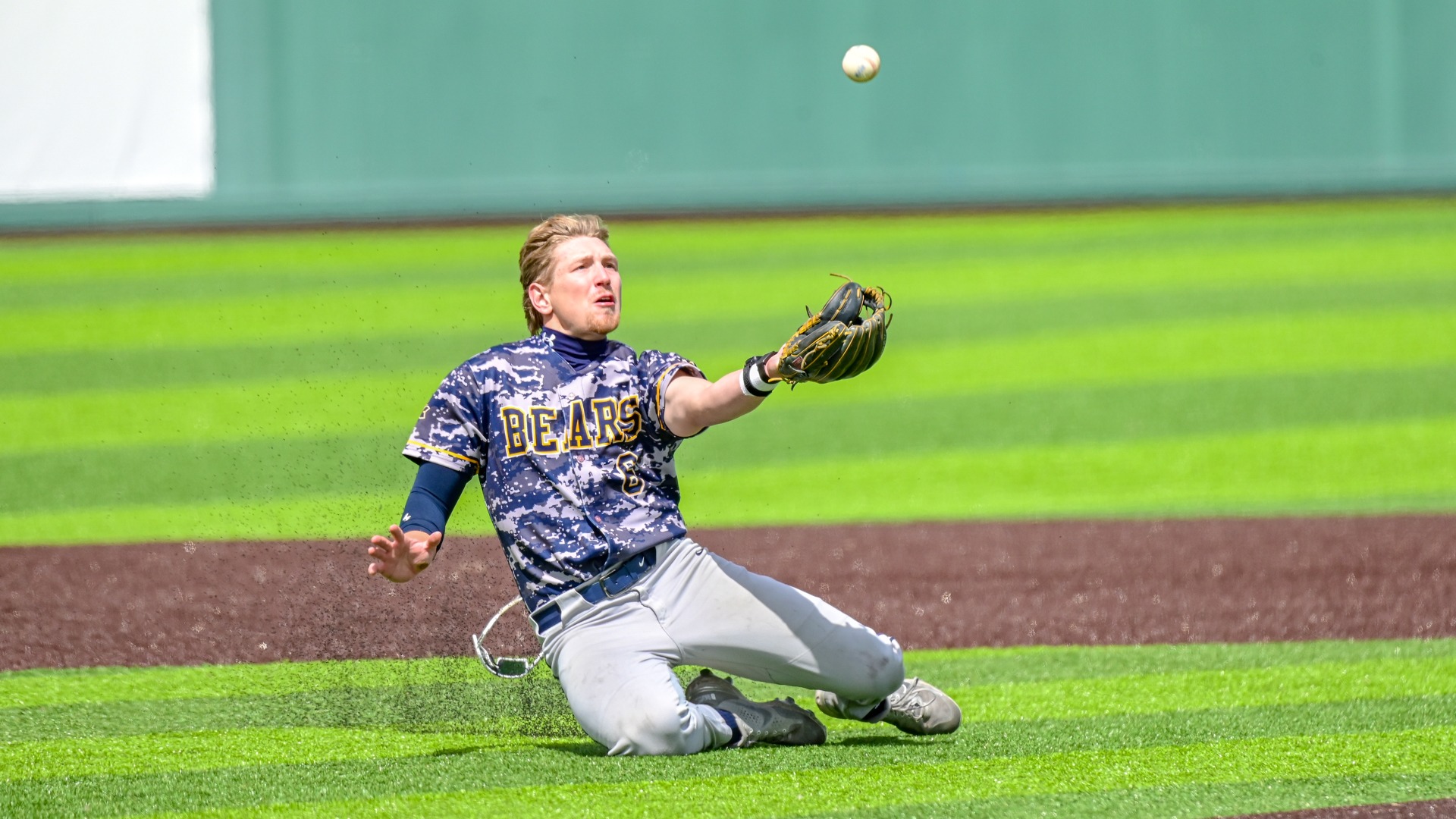 Hawken Hedlund catch at UMary 2026