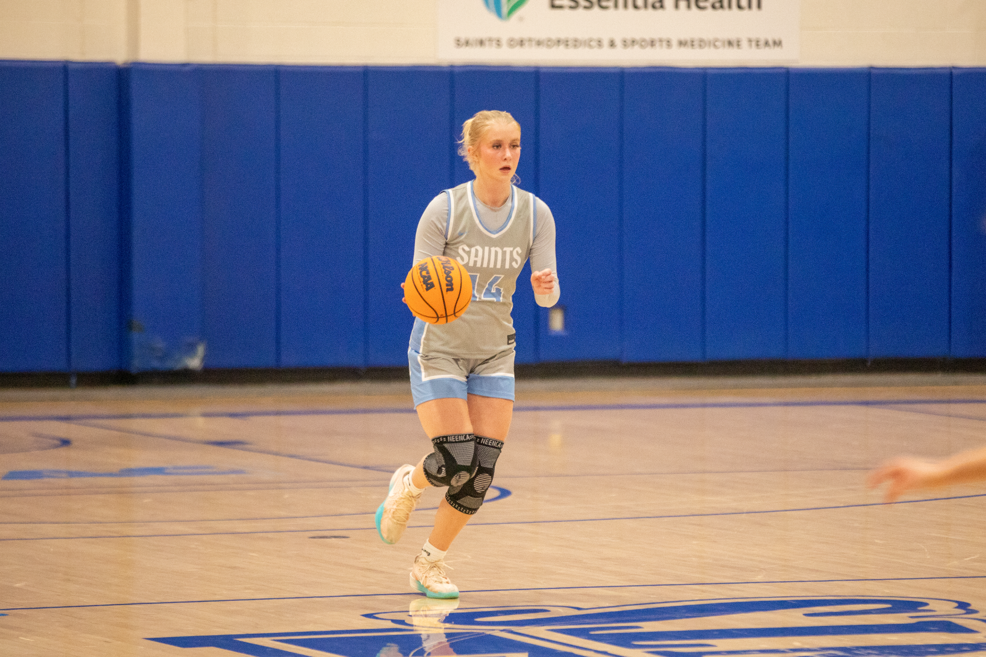 Kloey Lind dribbling