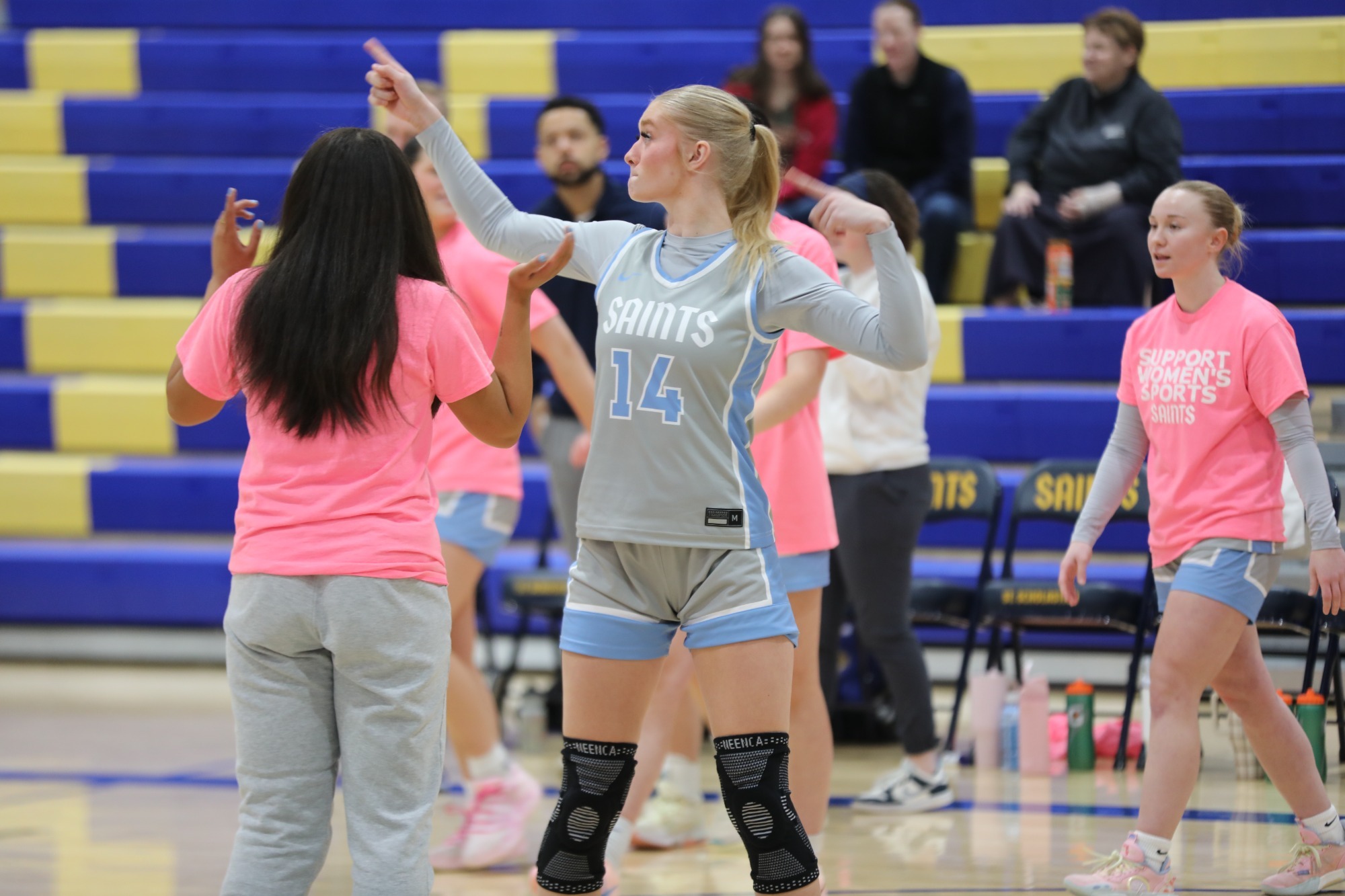 Kloey Lind team intros