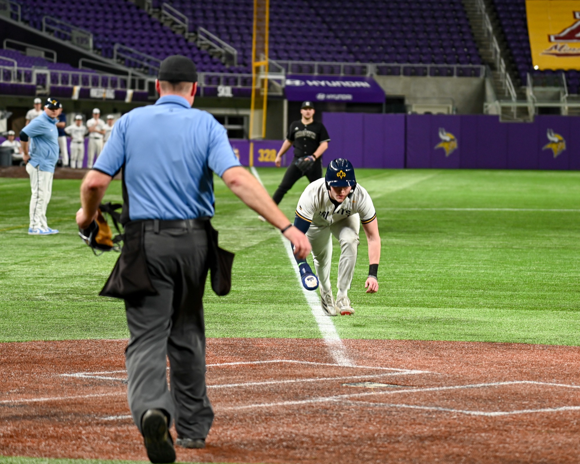 Baseball baserunning at US Bank Stadium