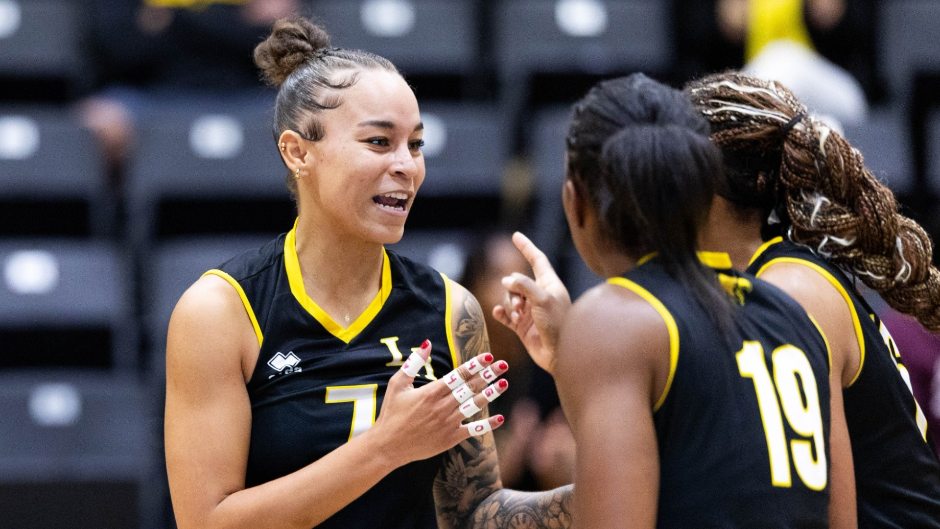 samarah dacoud celebrates a point with teammates