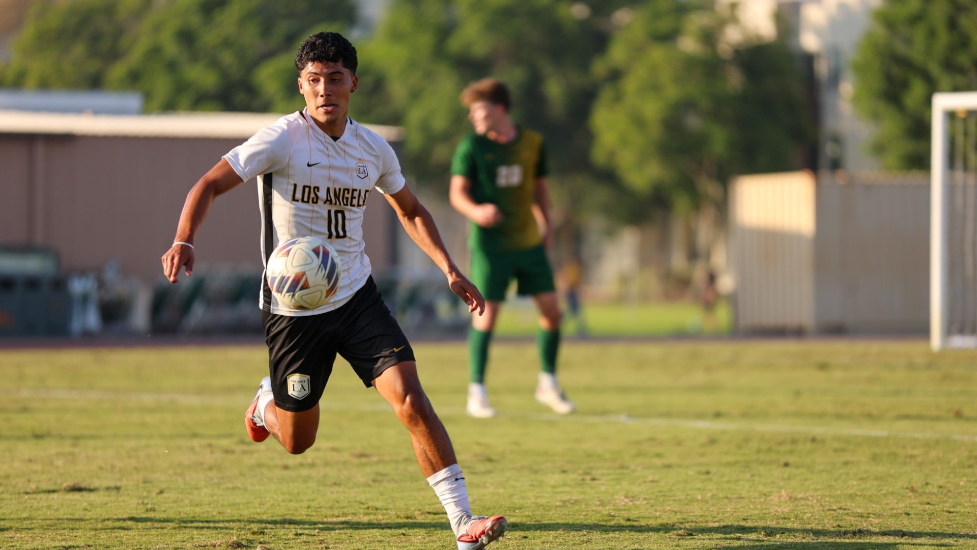 alex mendez controls the ball against cal poly pomona on Sunday