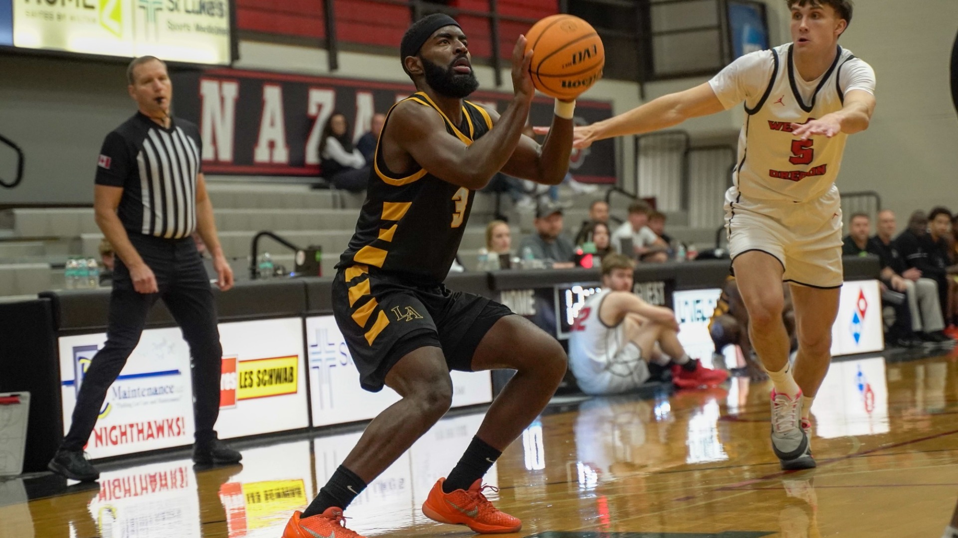 khemanni davis lines up a shot