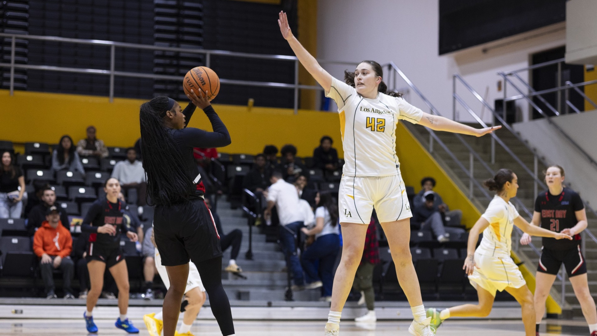 amaya fuentes contests a shot