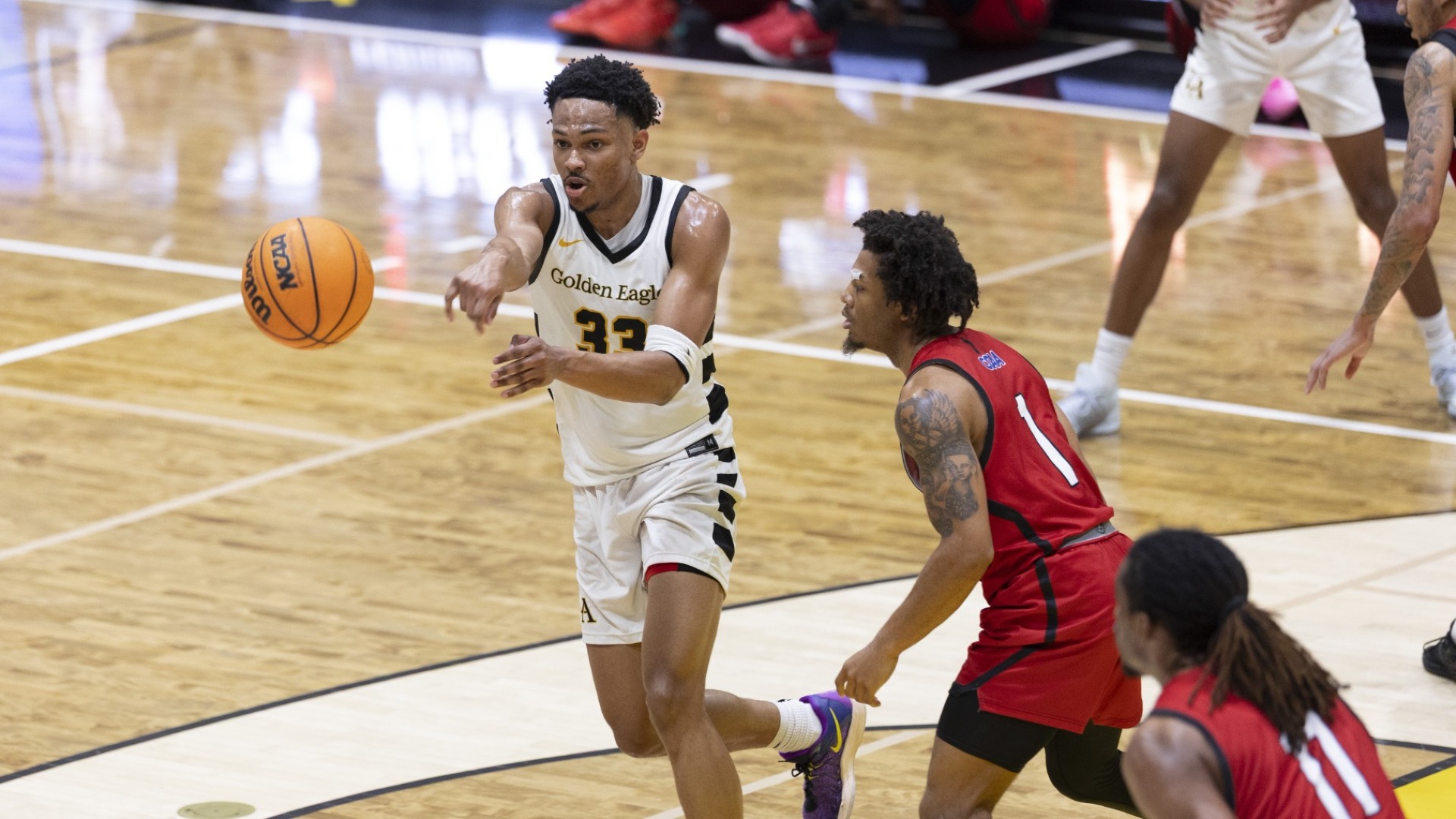isaiah fields makes a pass to teammate