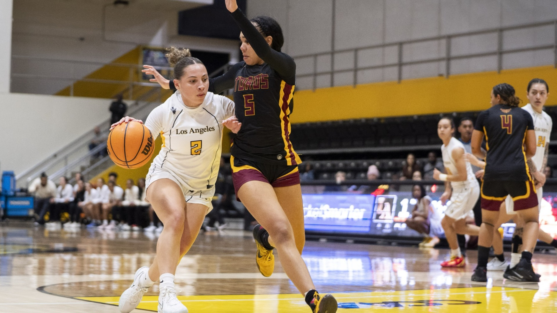 ariyah smith drives to the basket