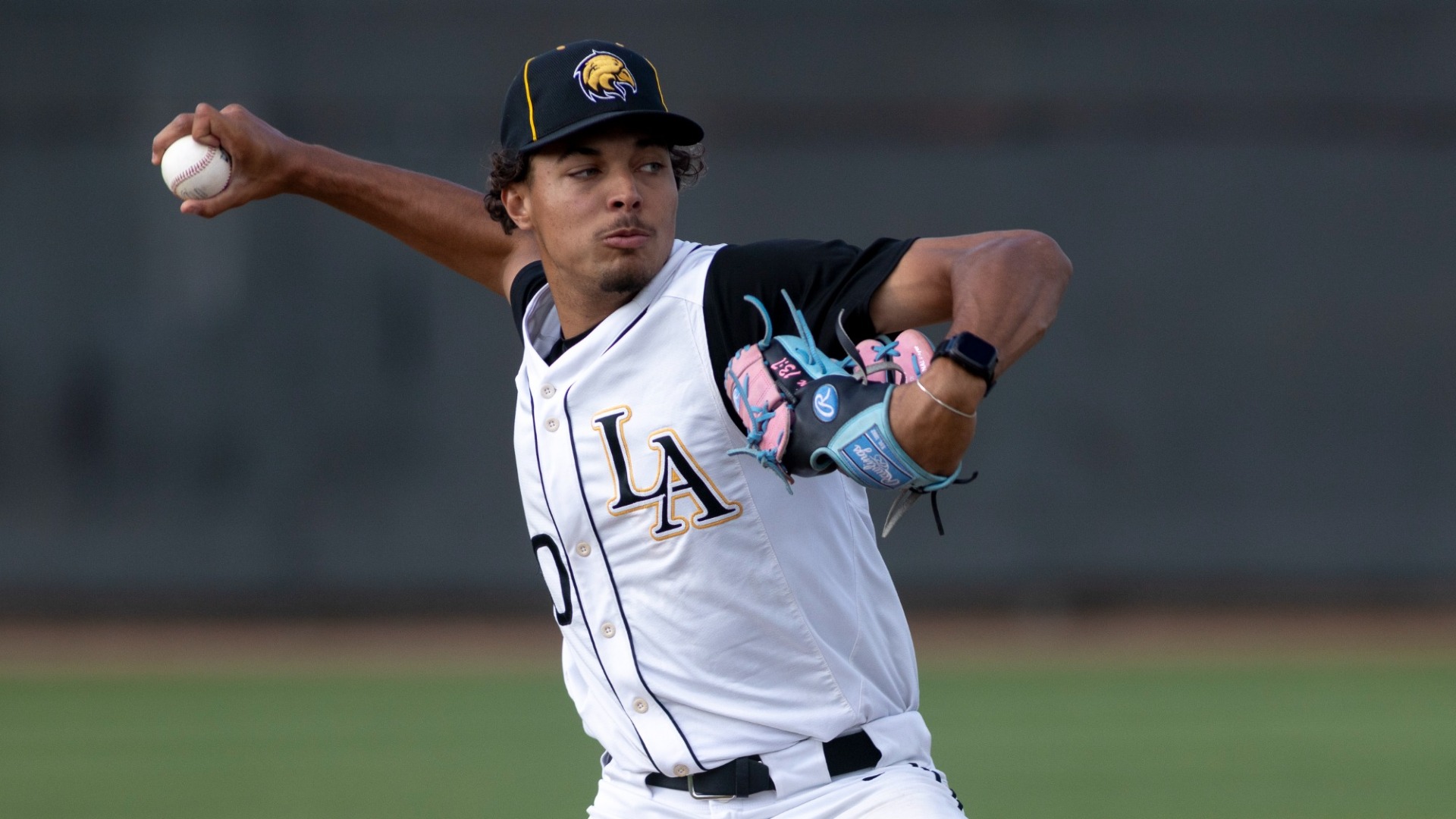 jonathan manuel throws a pitch