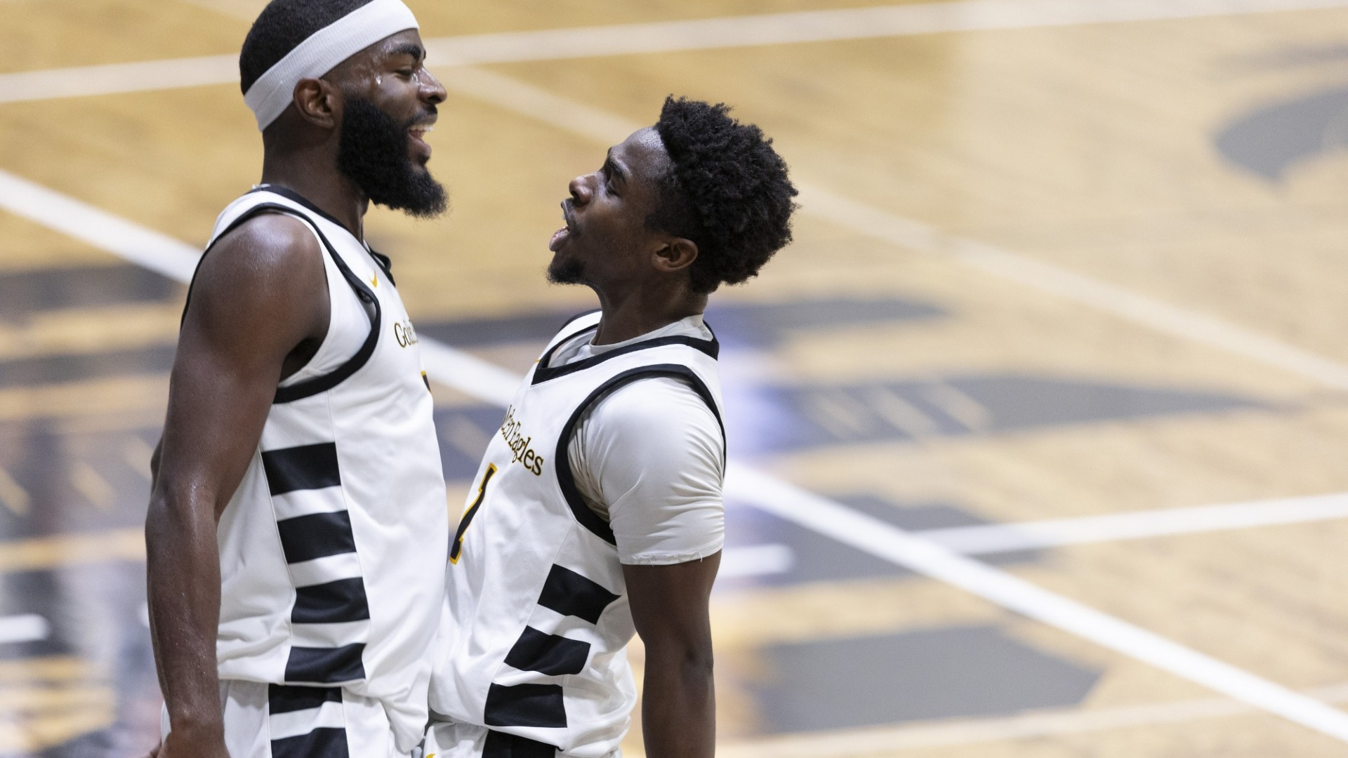 khemmani davis and michael pearson jr. celebrate a big basket