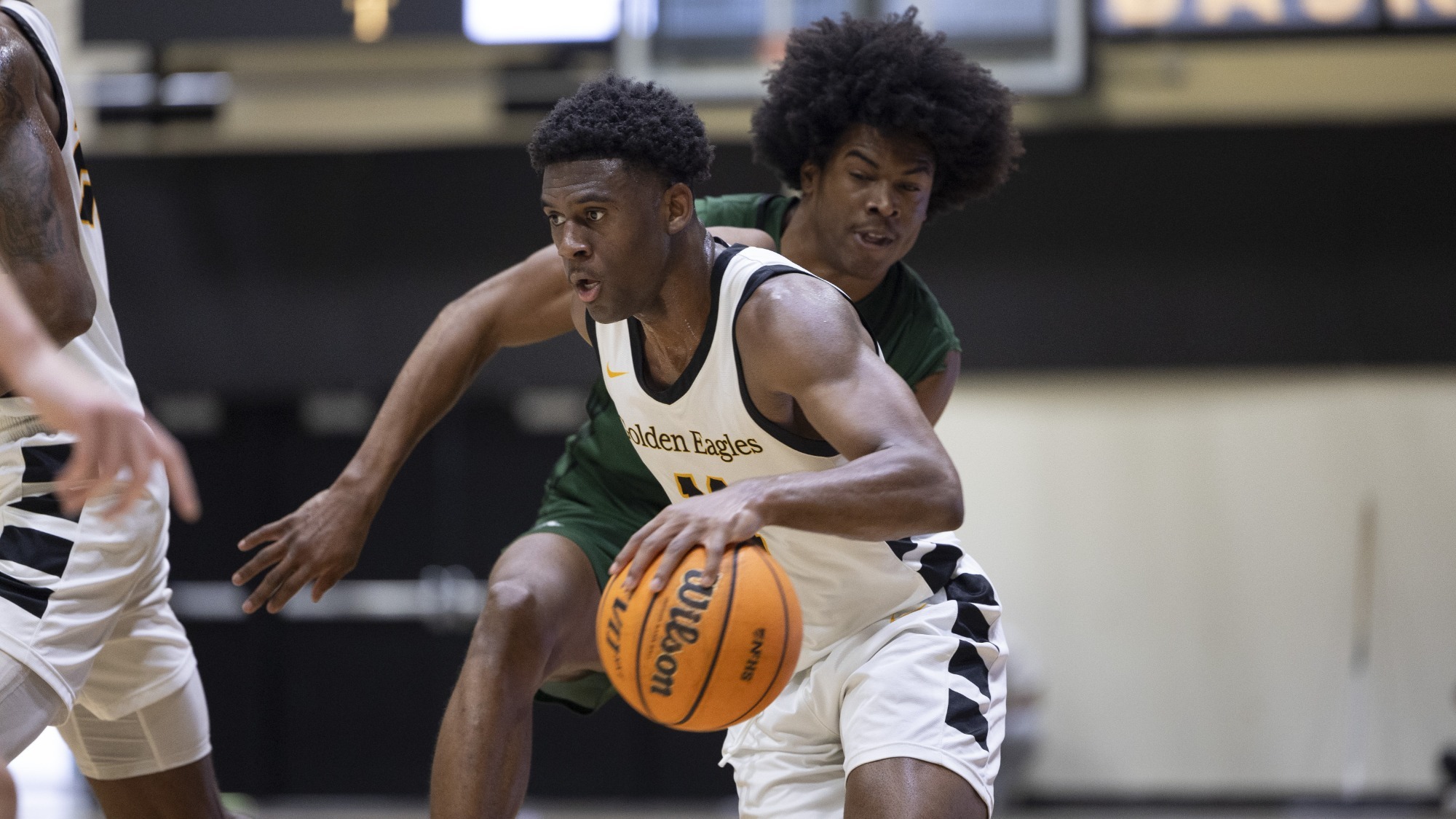 donovan vickers drives to the basket