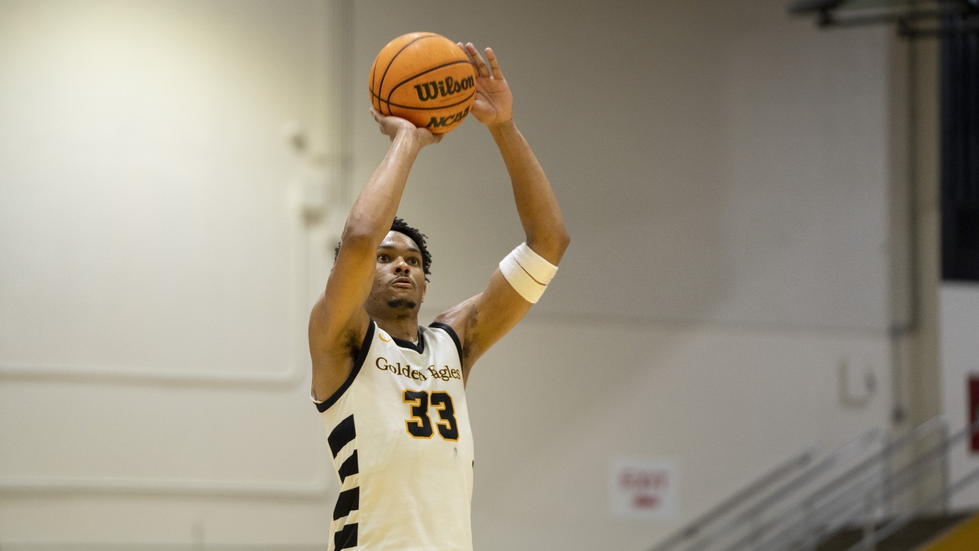 isaiah fields shoots a jumper 