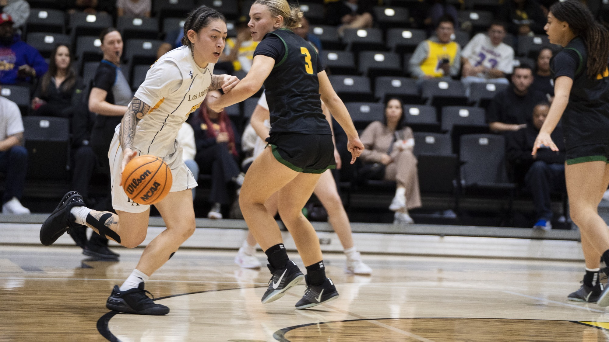 nevaeh asiasi dribbles around a defender