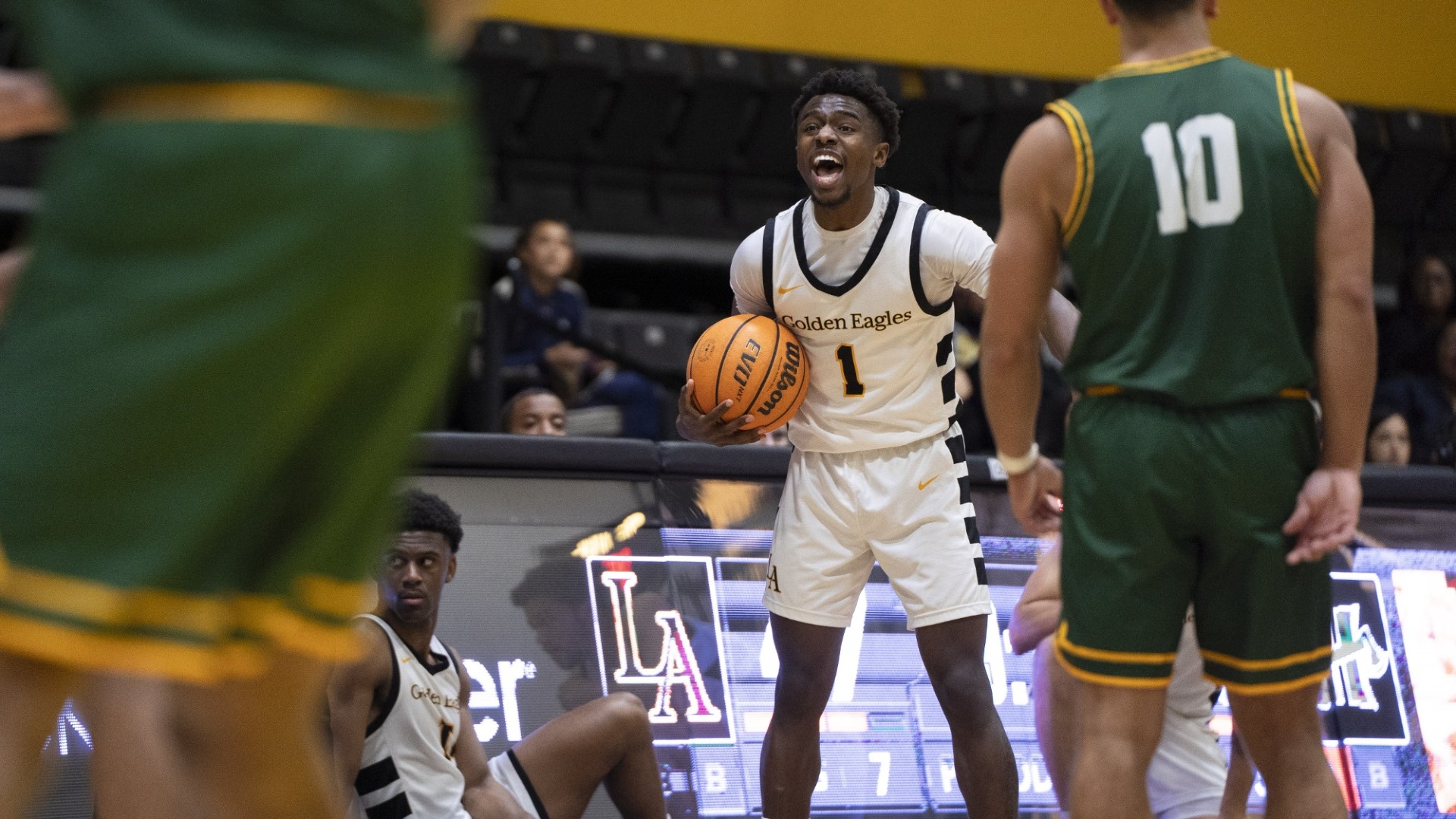 michael pearson jr calls out instructions