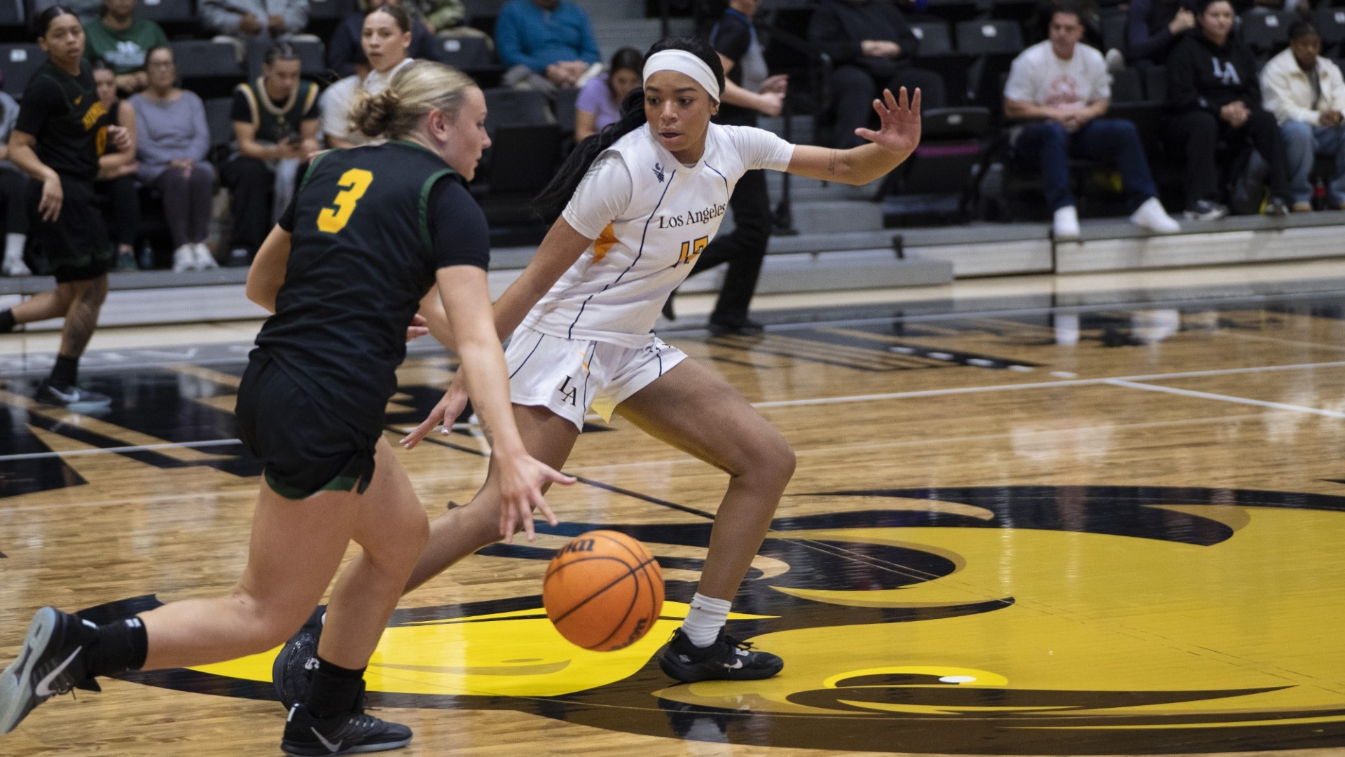 ronyae jackson plays tight defense during basketball game
