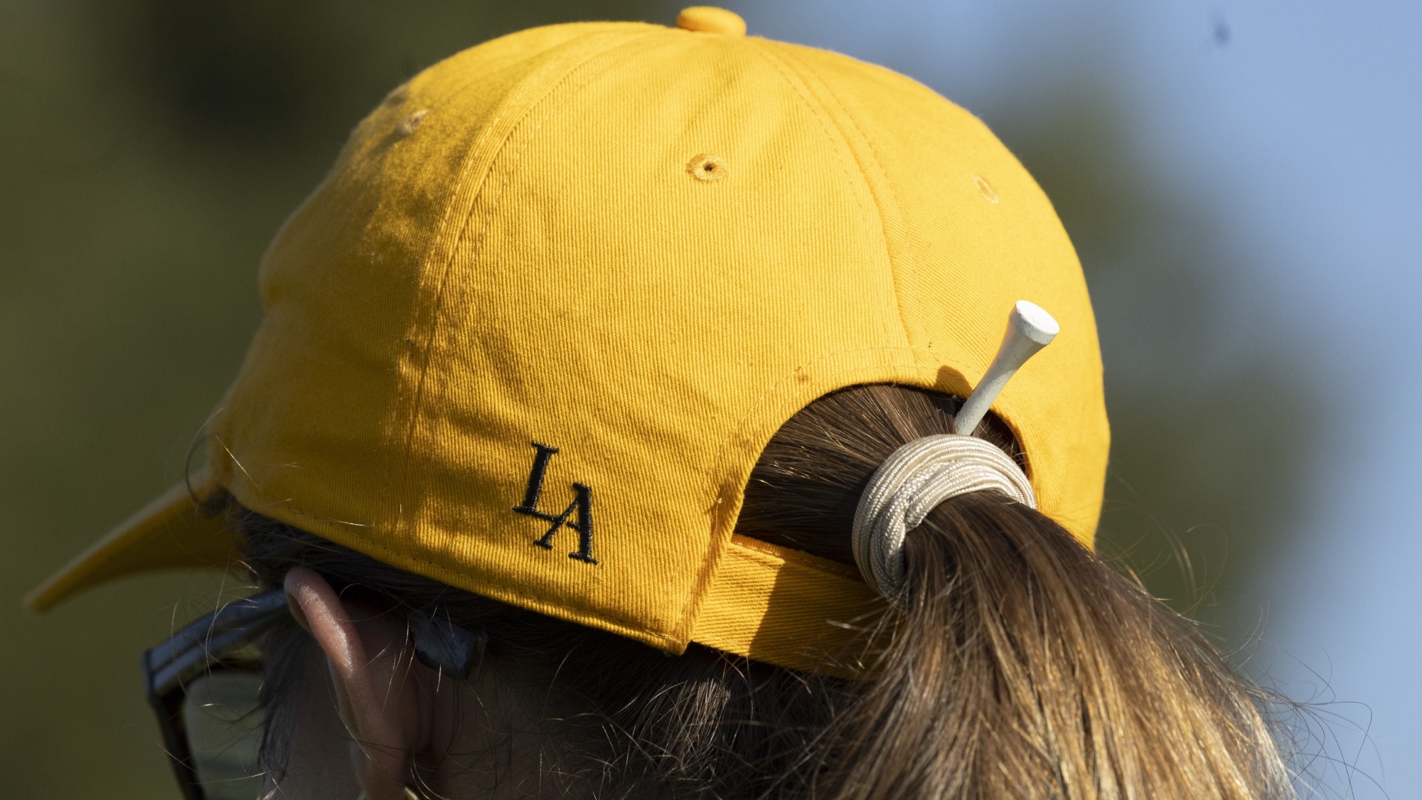 player wears a cal state la golf hat
