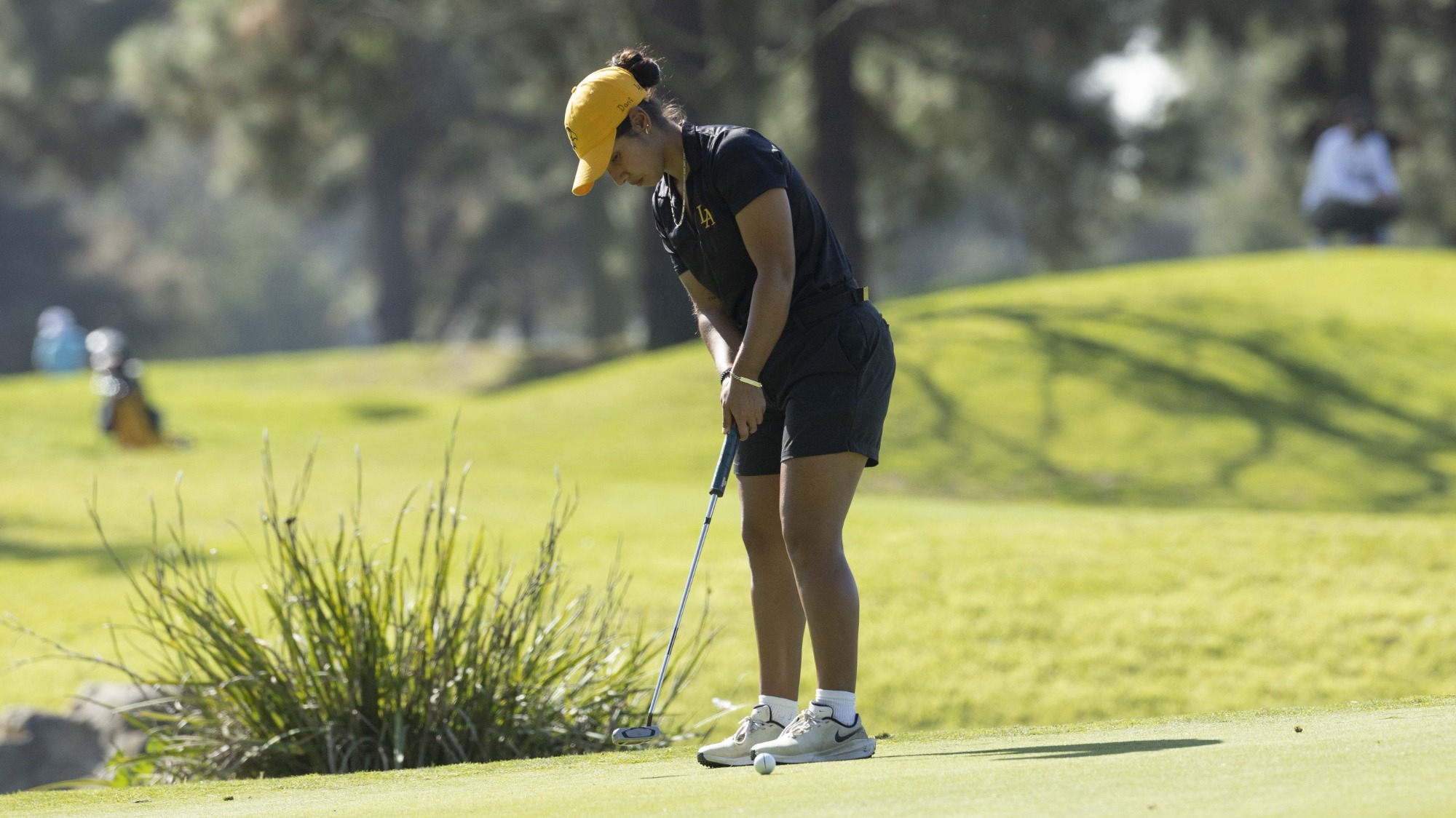 daniela andrade hits a putt on the green