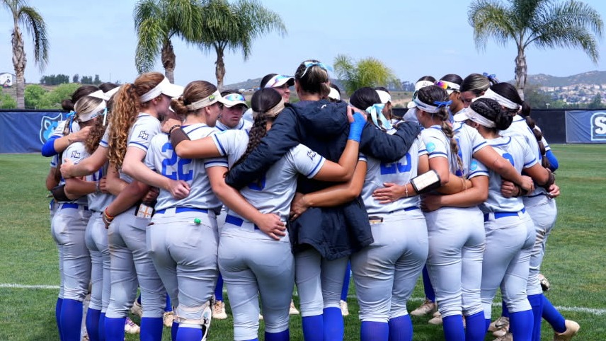softball huddle