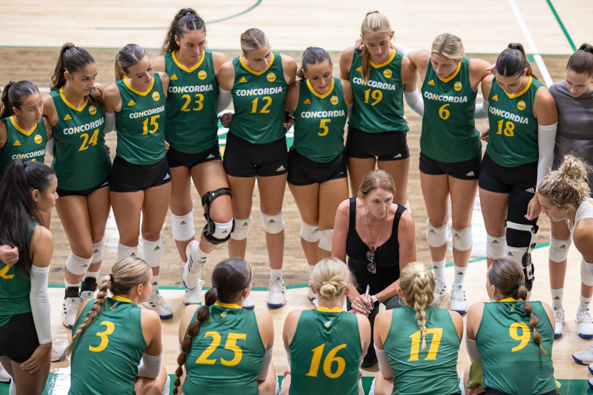 Paula Weishoff CUI 2023 season full team huddle