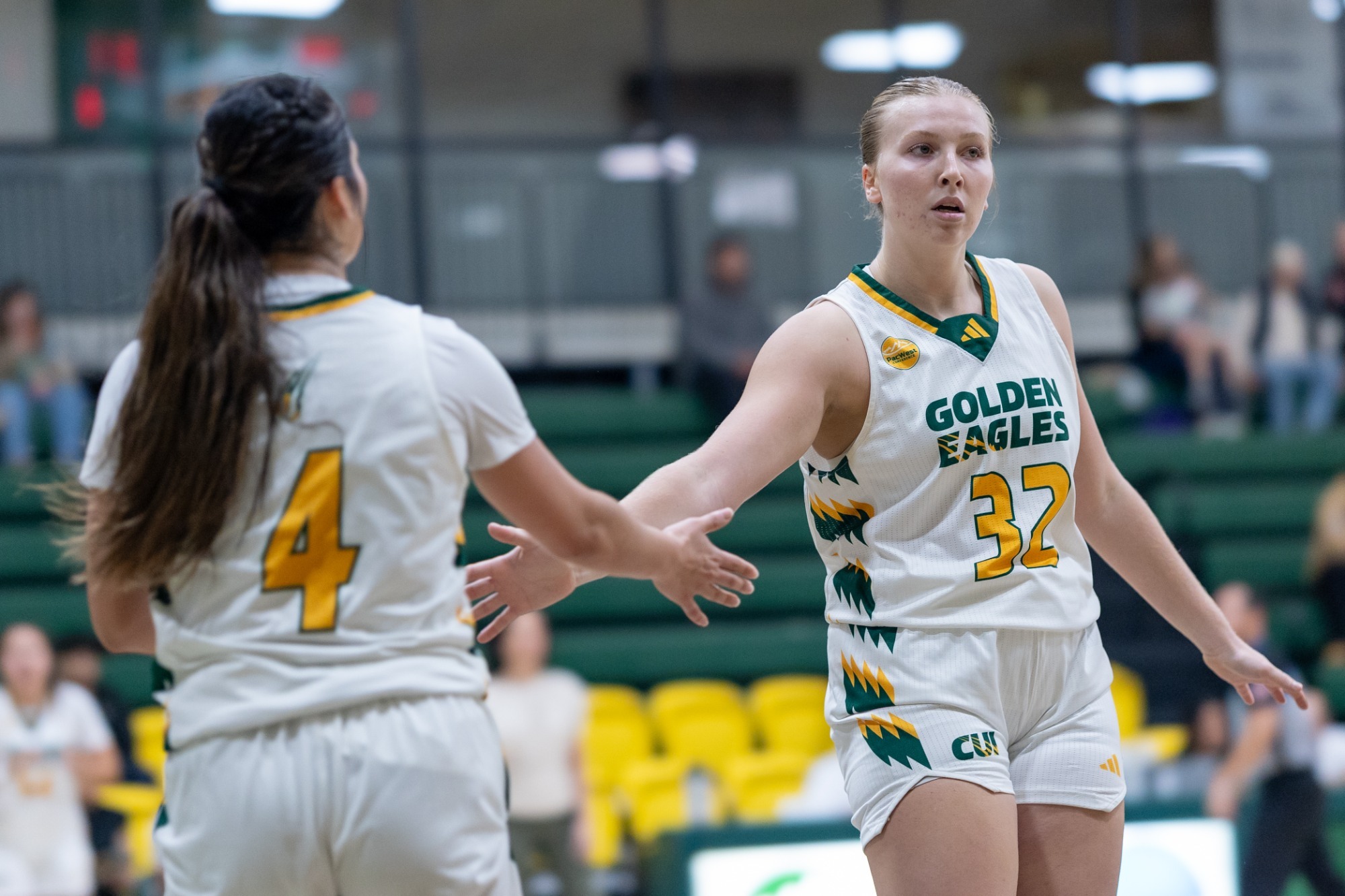 Ellana Klemp high fives Hannah Vela 2025 early in season