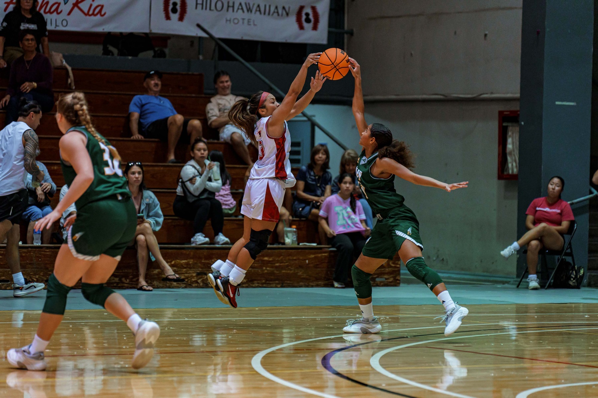 Asia Darcuiel handsy at Hawaii Hilo