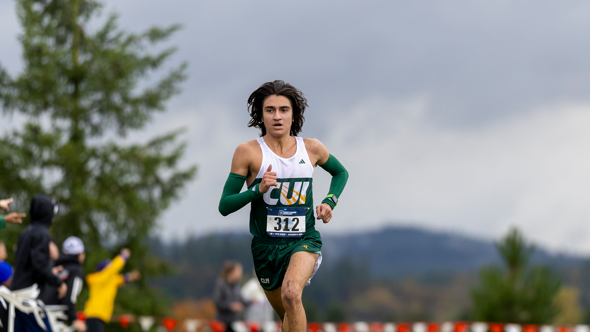 Noah Plaza racing hard in green gold and white