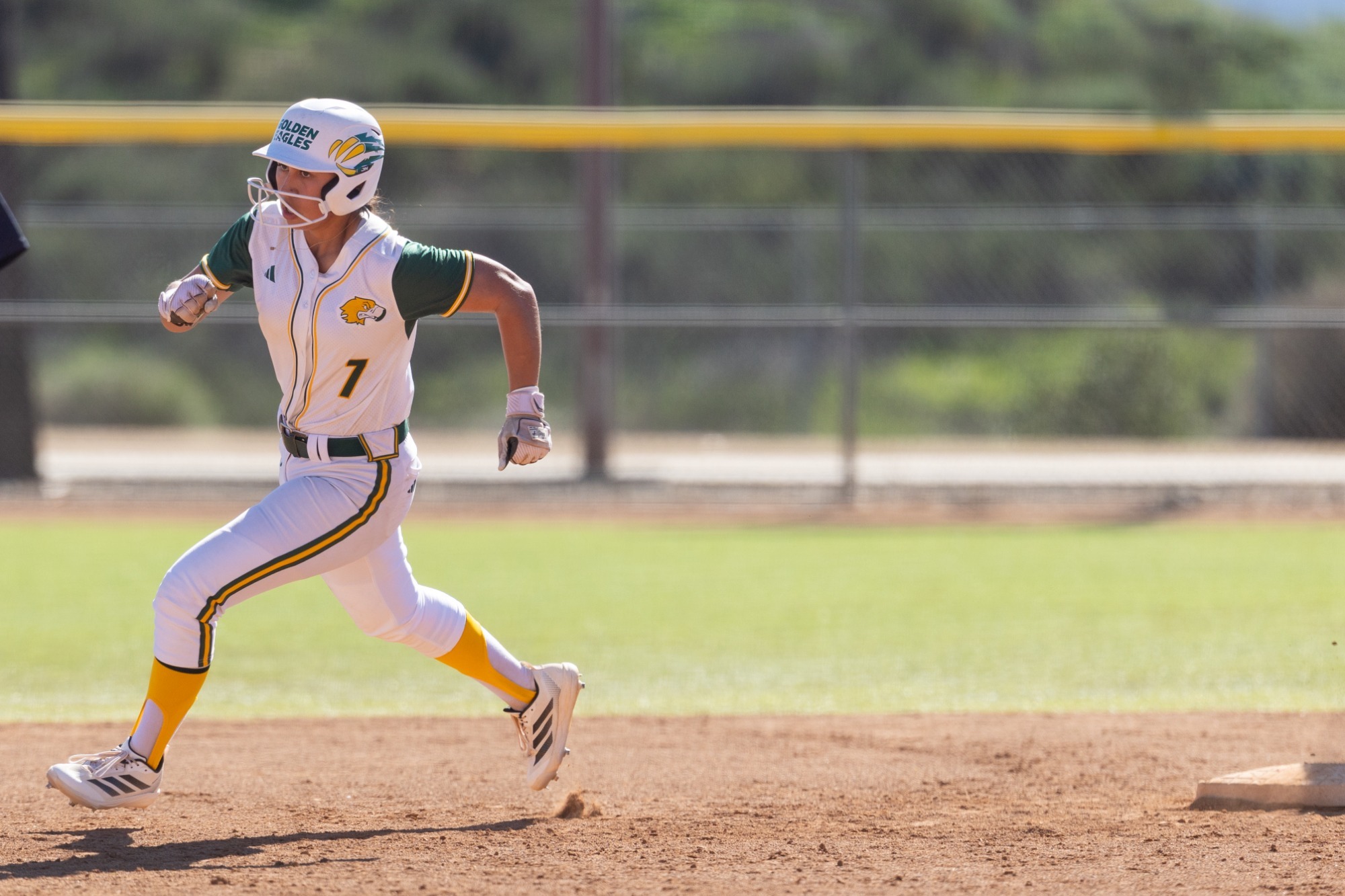 Jessica Im hustling around the bases