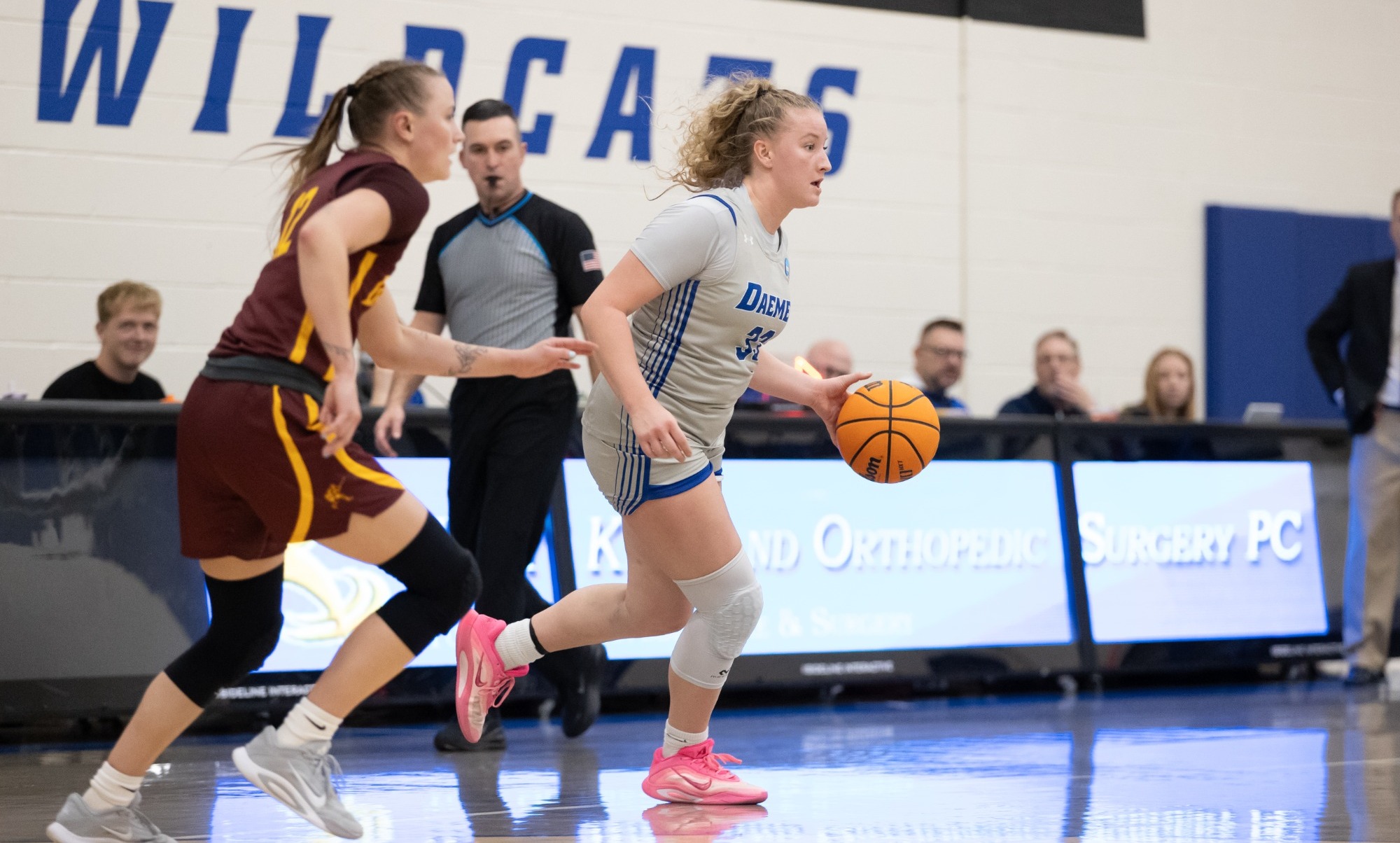 Sophie Auer dribbles 