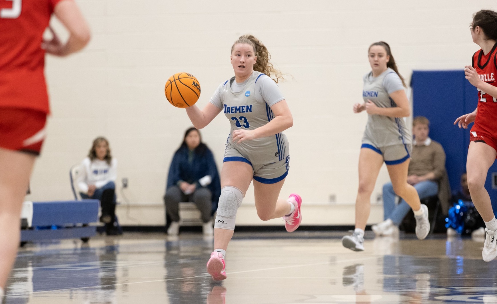 Sophie Auer Dribbles