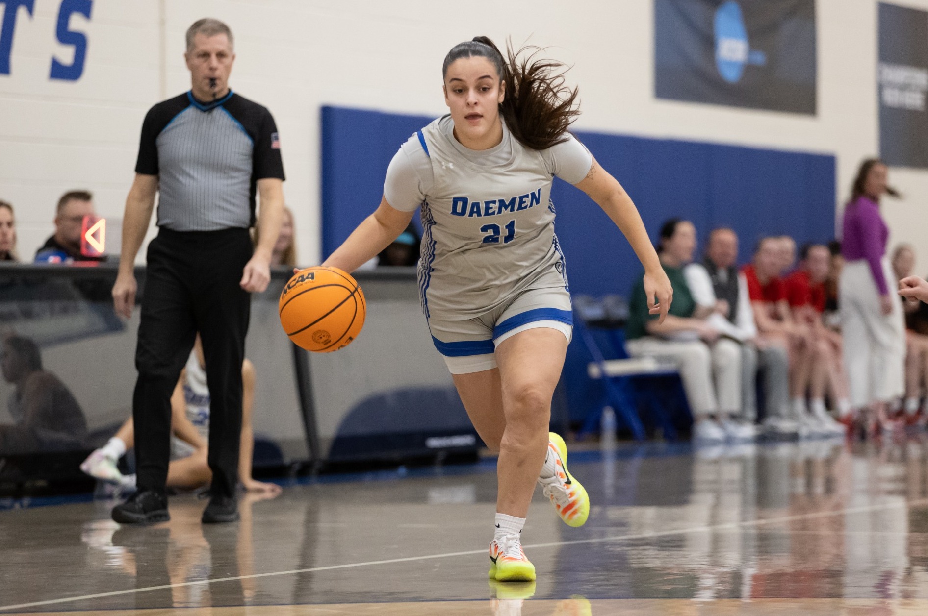 Julia Fontanillo dribbles