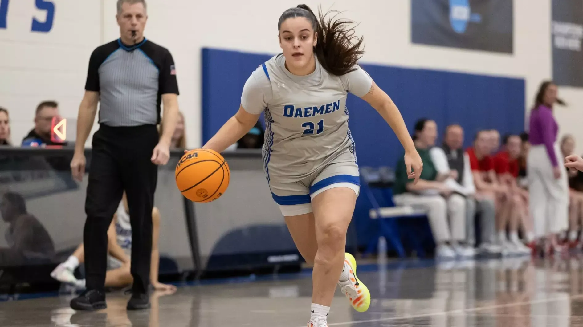 Julia Fontanillo dribbles