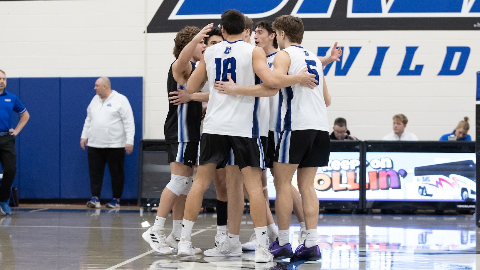Daemen men's volleyball huddles up