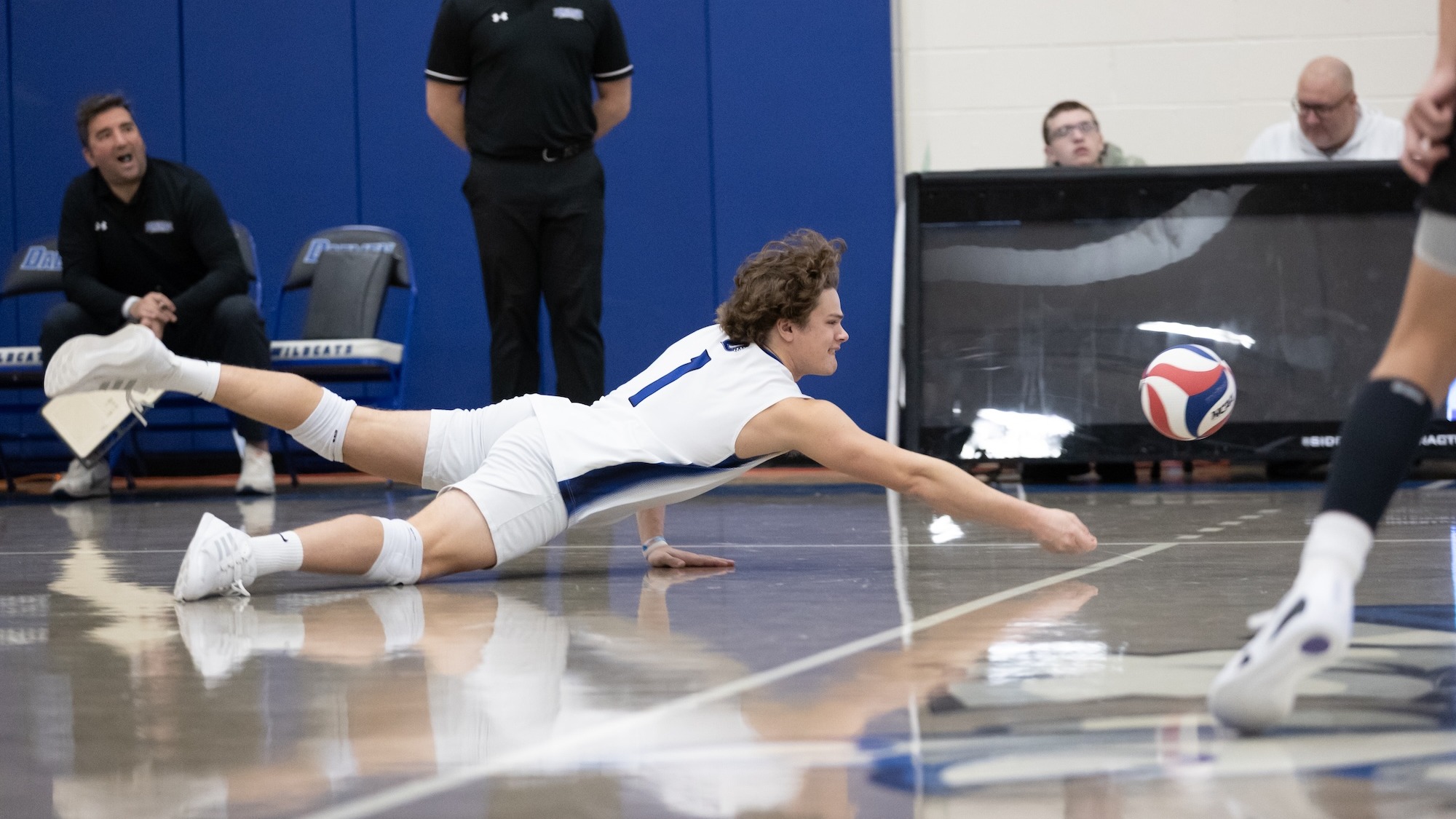 Kyle Zelasko dives for a ball