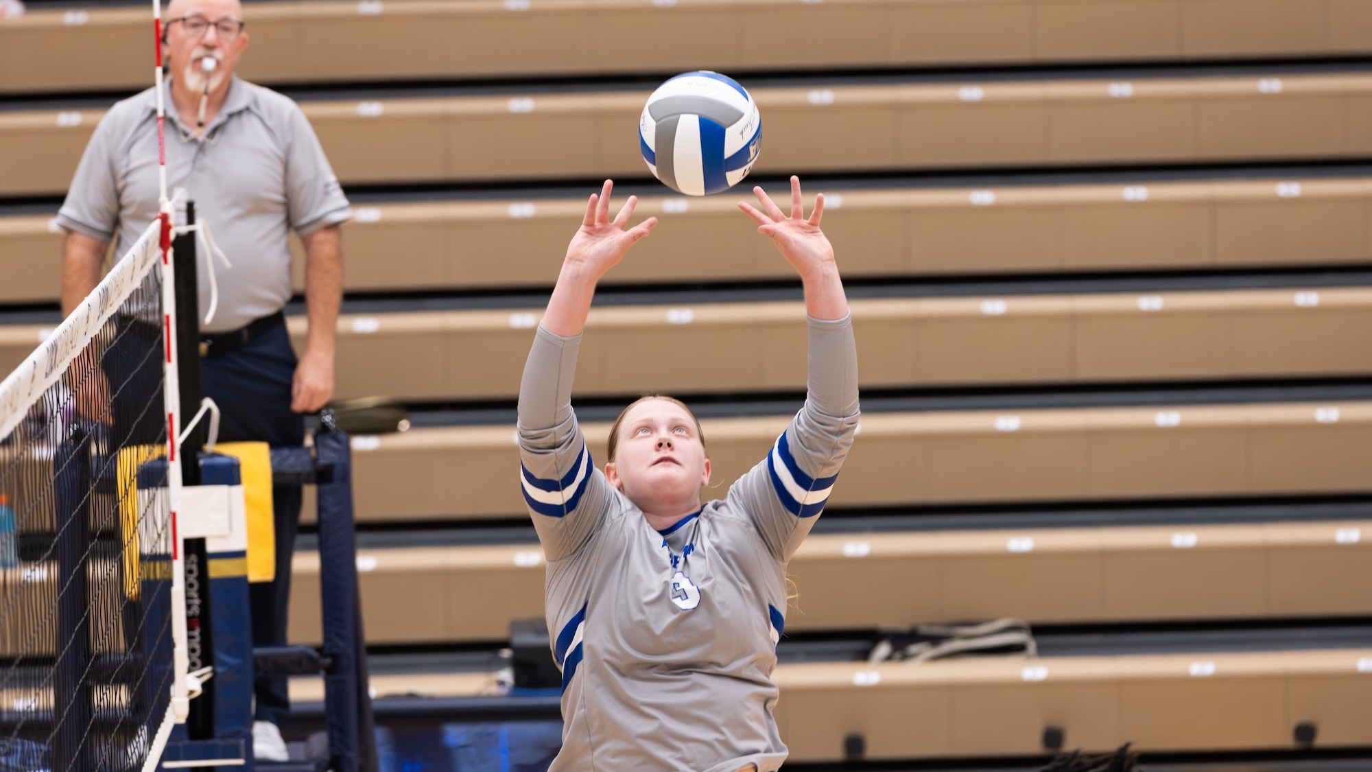 Maddie Schamaun sets a ball