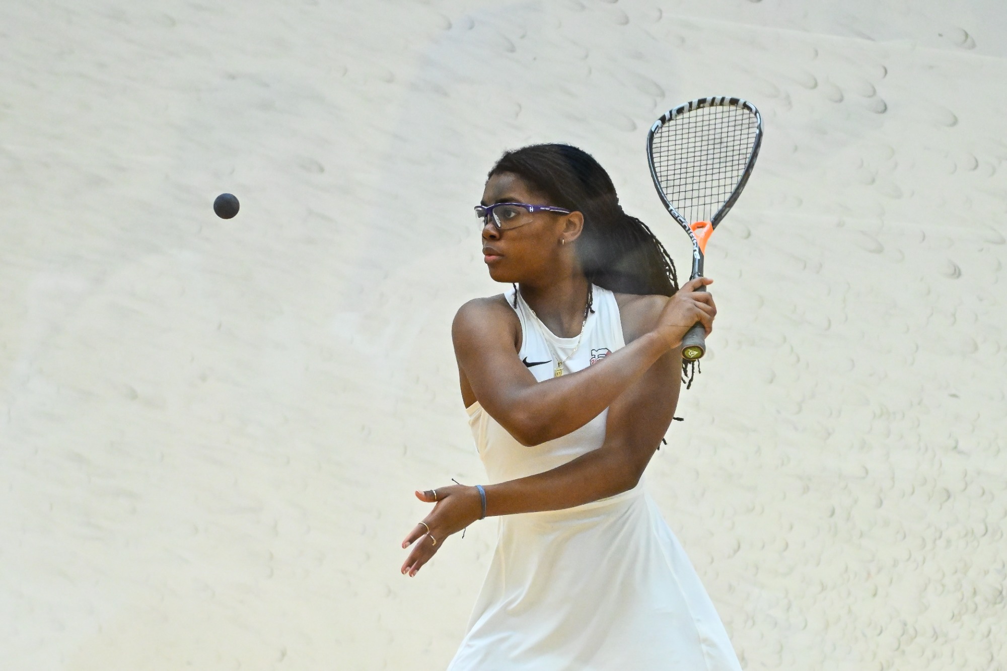 Da'Nerah Setting Up to Serve