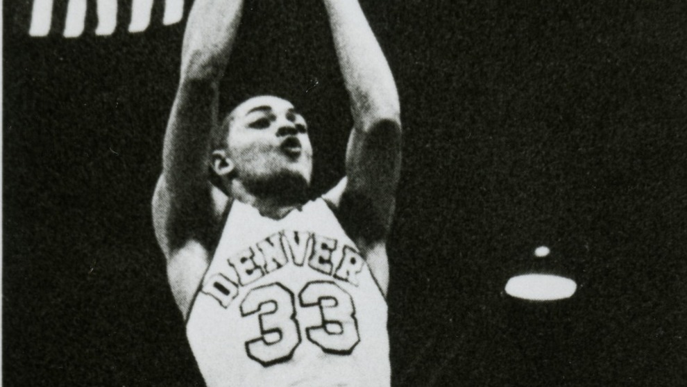 Harry Hollines shooting a jump shot