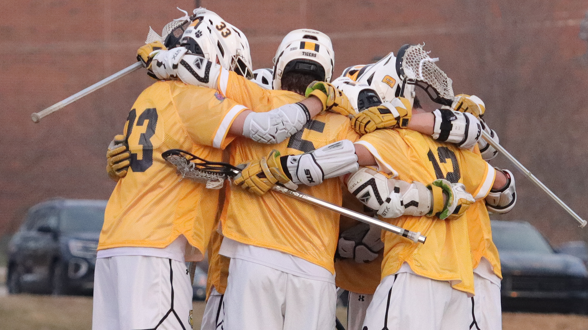 Men's lacrosse huddle