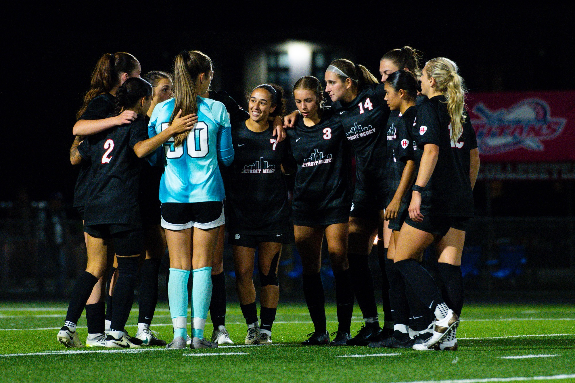 The Titans gather ahead of the second half.