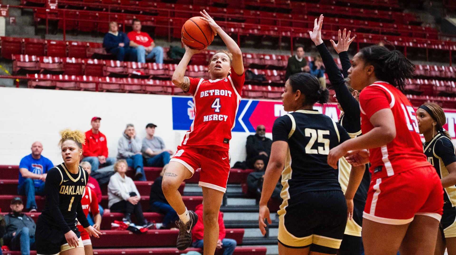 Myonna Hooper shoot a jumper