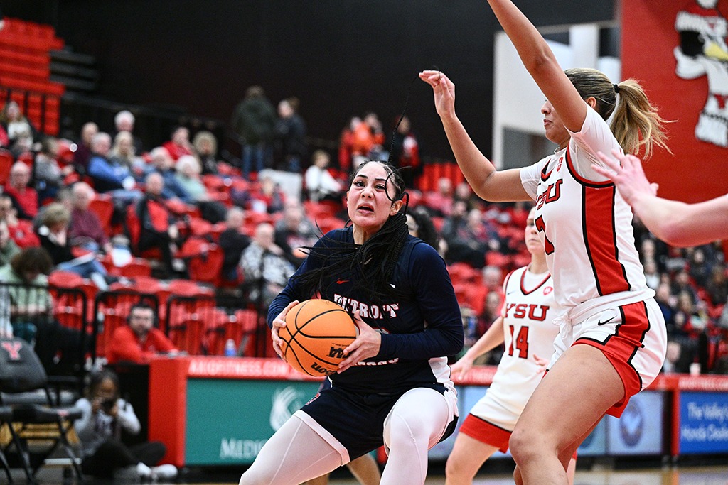 Jasmine Edwards goes to the basket