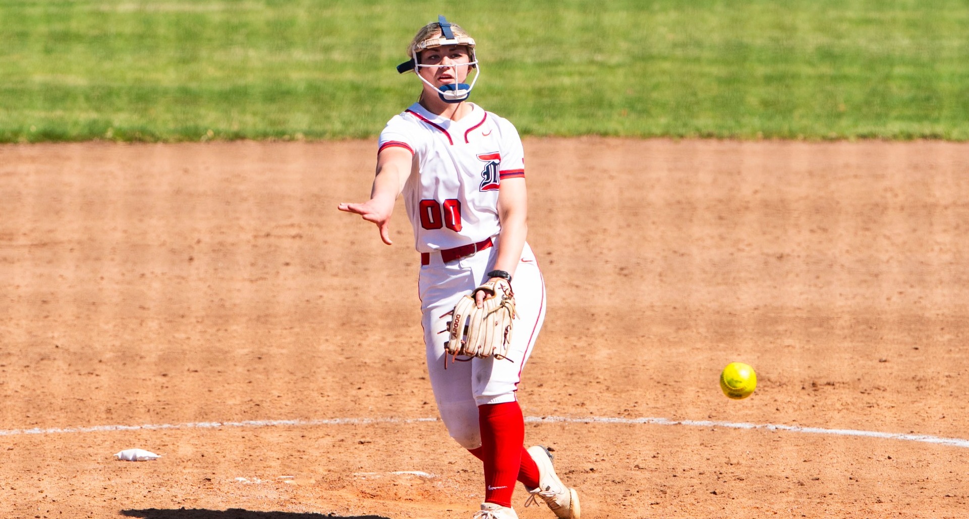 Schultz tossing a pitch