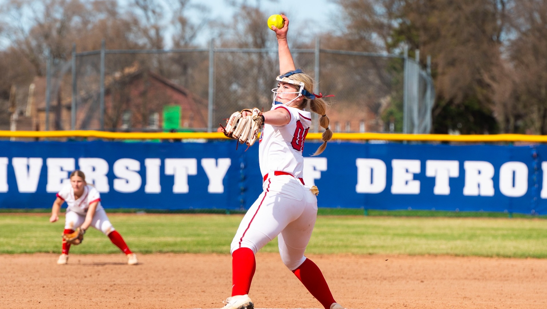 Schultz tossing a pitch in the circle