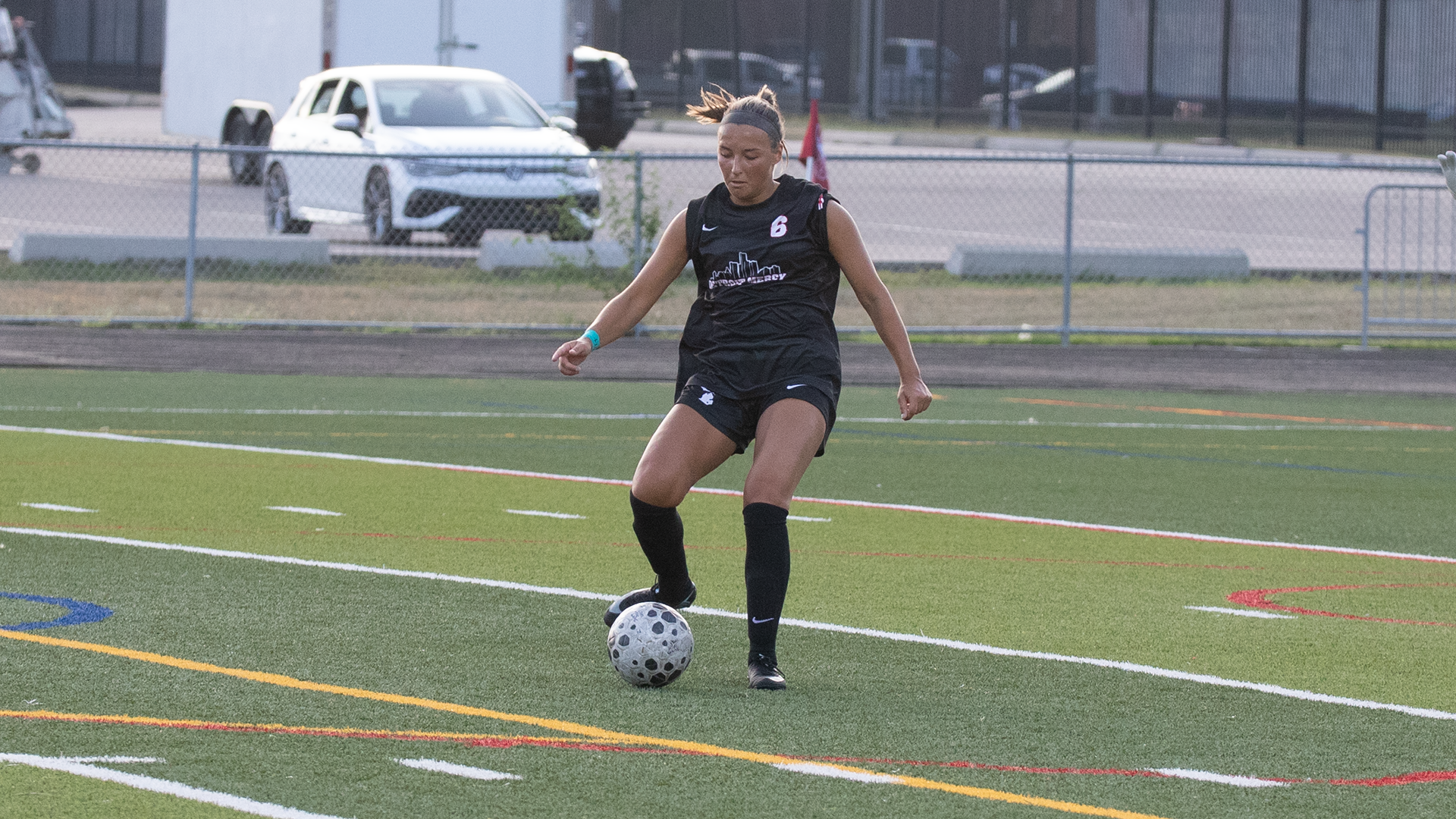 Kayla Duane passes the ball