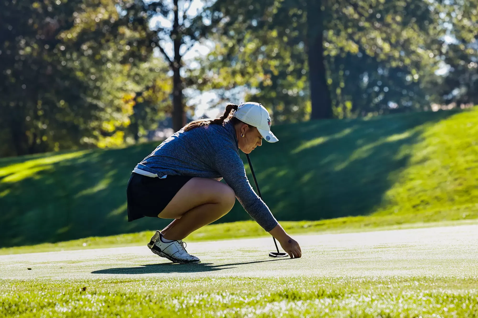 Ava Wisinski lining up a putt