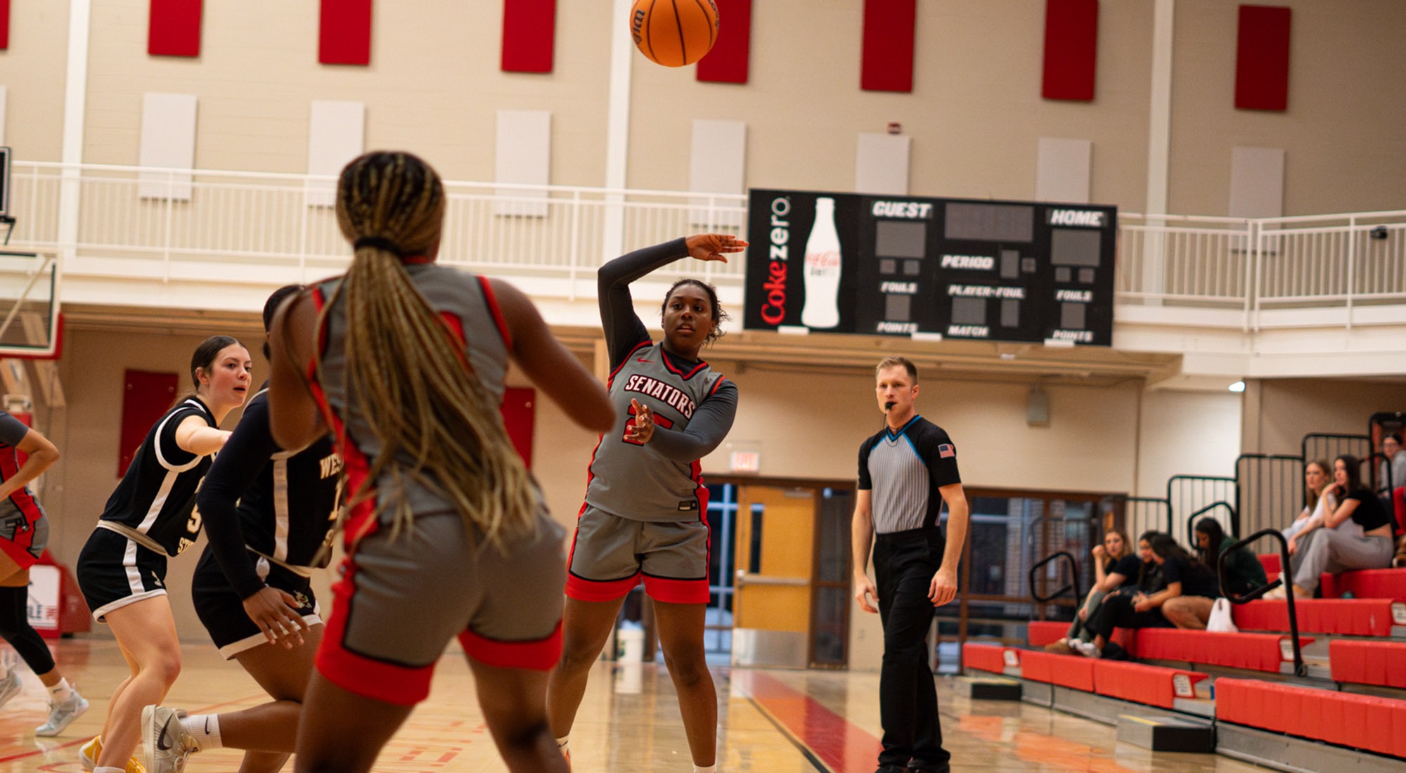 Josiany Canales passes to a teammate