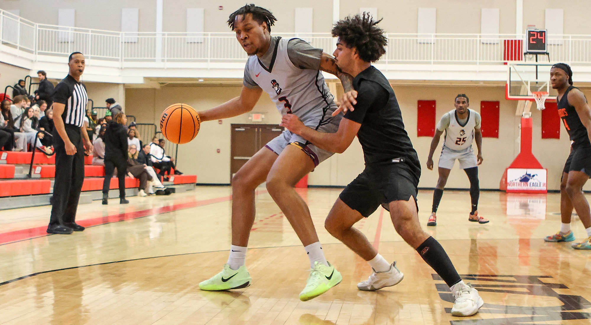 Charleston Ponds backs down a defender